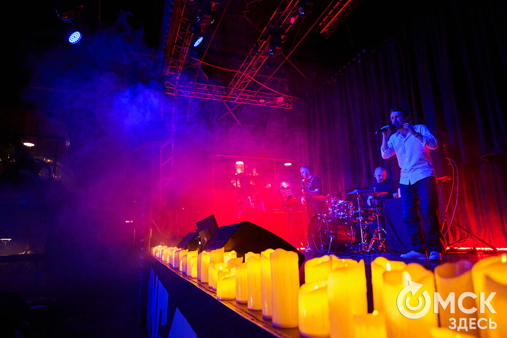 Артисты проекта "Фьюжн" застряли между мирами на сцене омского ночного клуба. Фото: Илья Петров