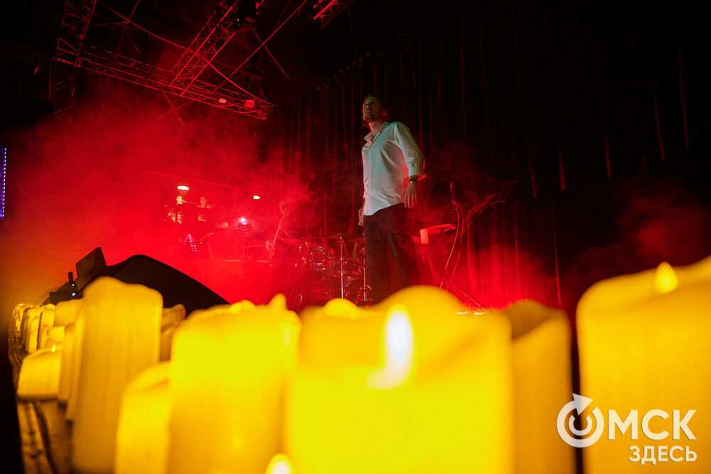 Артисты проекта "Фьюжн" застряли между мирами на сцене омского ночного клуба. Фото: Илья Петров