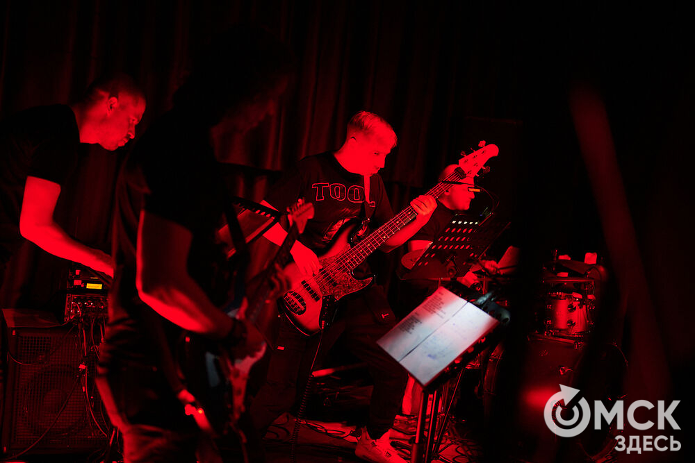 Артисты проекта "Фьюжн" застряли между мирами на сцене омского ночного клуба. Фото: Илья Петров