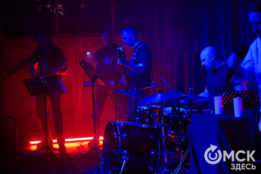 Артисты проекта "Фьюжн" застряли между мирами на сцене омского ночного клуба. Фото: Илья Петров