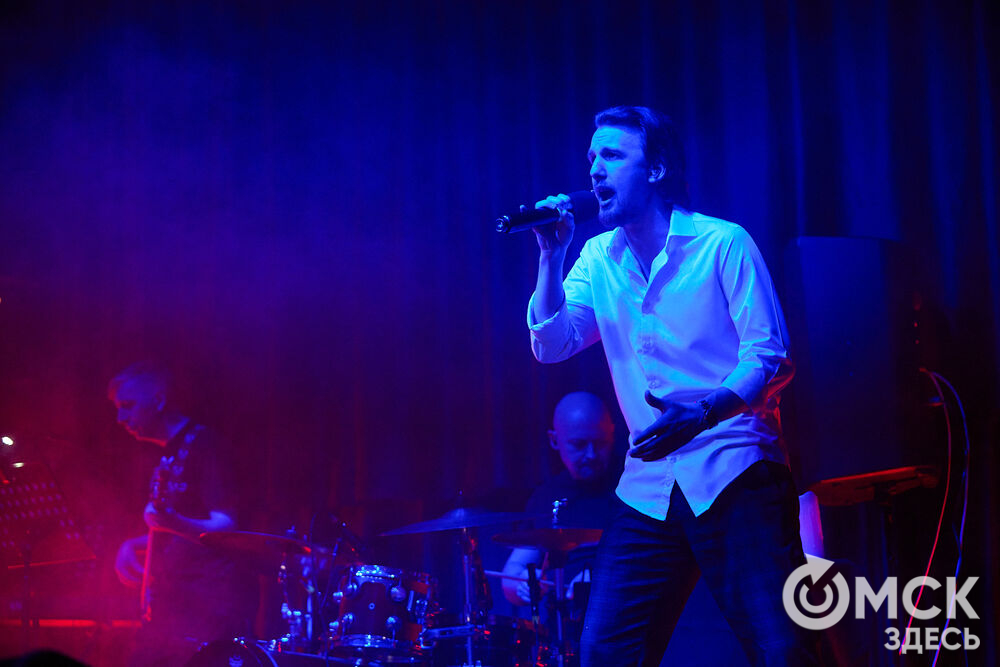 Артисты проекта "Фьюжн" застряли между мирами на сцене омского ночного клуба. Фото: Илья Петров