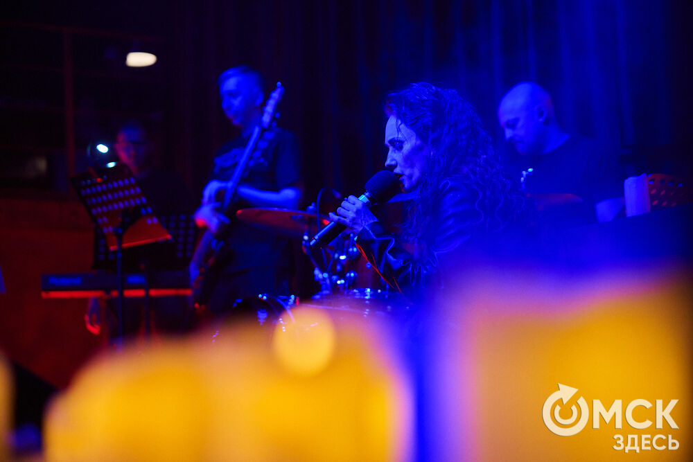 Артисты проекта "Фьюжн" застряли между мирами на сцене омского ночного клуба. Фото: Илья Петров