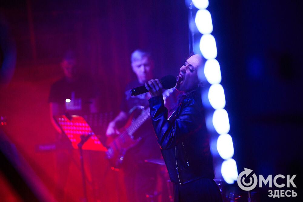 Артисты проекта "Фьюжн" застряли между мирами на сцене омского ночного клуба. Фото: Илья Петров