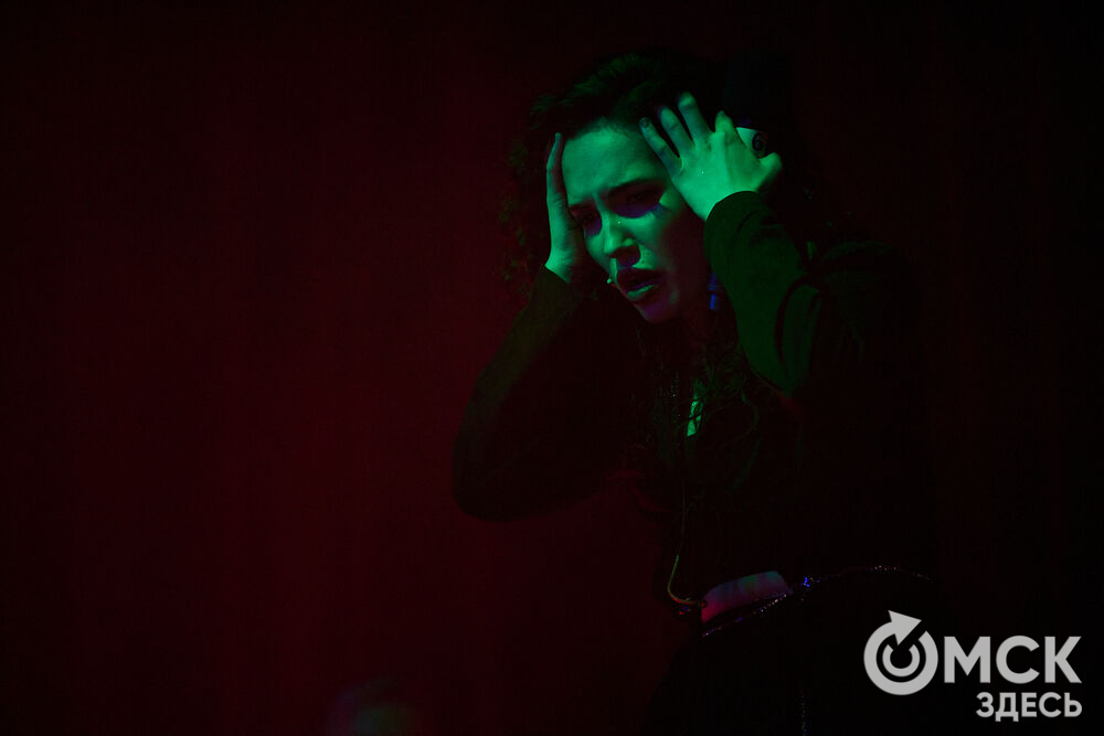 Артисты проекта "Фьюжн" застряли между мирами на сцене омского ночного клуба. Фото: Илья Петров