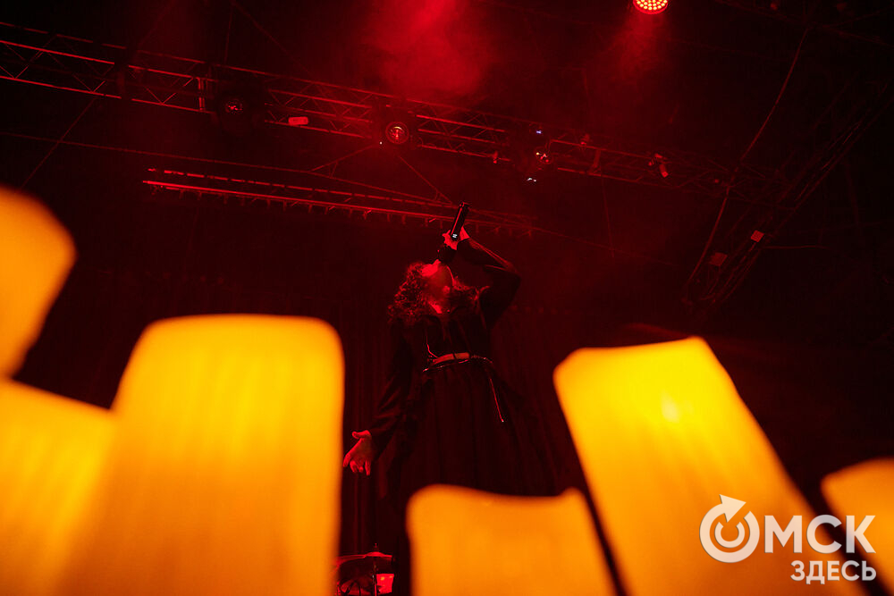 Артисты проекта "Фьюжн" застряли между мирами на сцене омского ночного клуба. Фото: Илья Петров