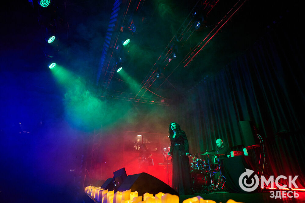 Артисты проекта "Фьюжн" застряли между мирами на сцене омского ночного клуба. Фото: Илья Петров