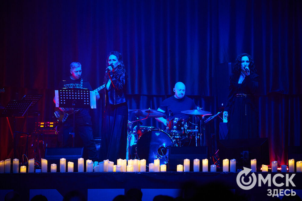 Артисты проекта "Фьюжн" застряли между мирами на сцене омского ночного клуба. Фото: Илья Петров