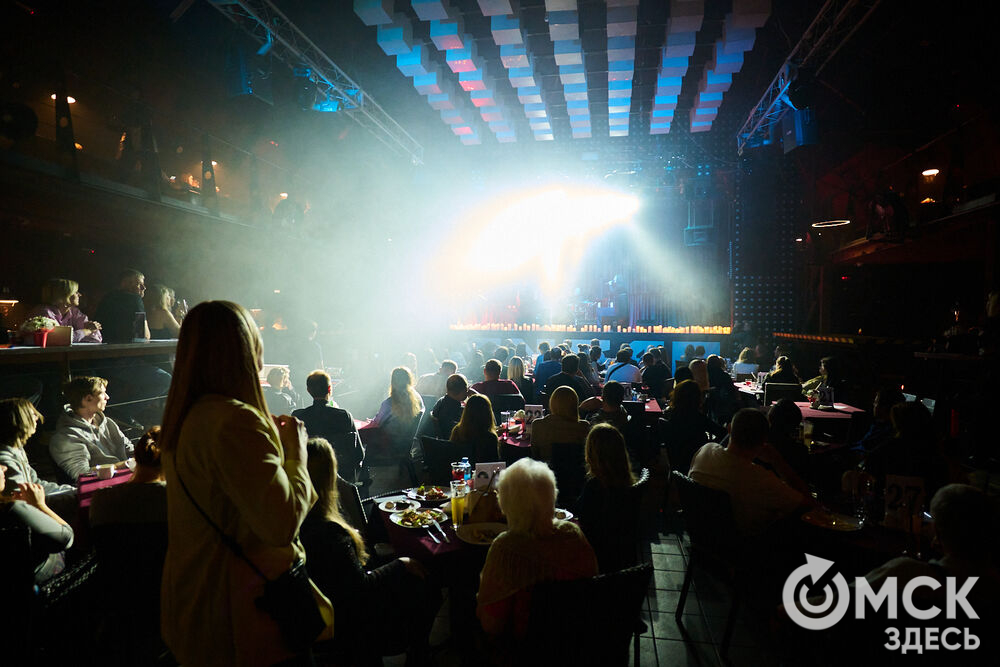 Артисты проекта "Фьюжн" застряли между мирами на сцене омского ночного клуба. Фото: Илья Петров