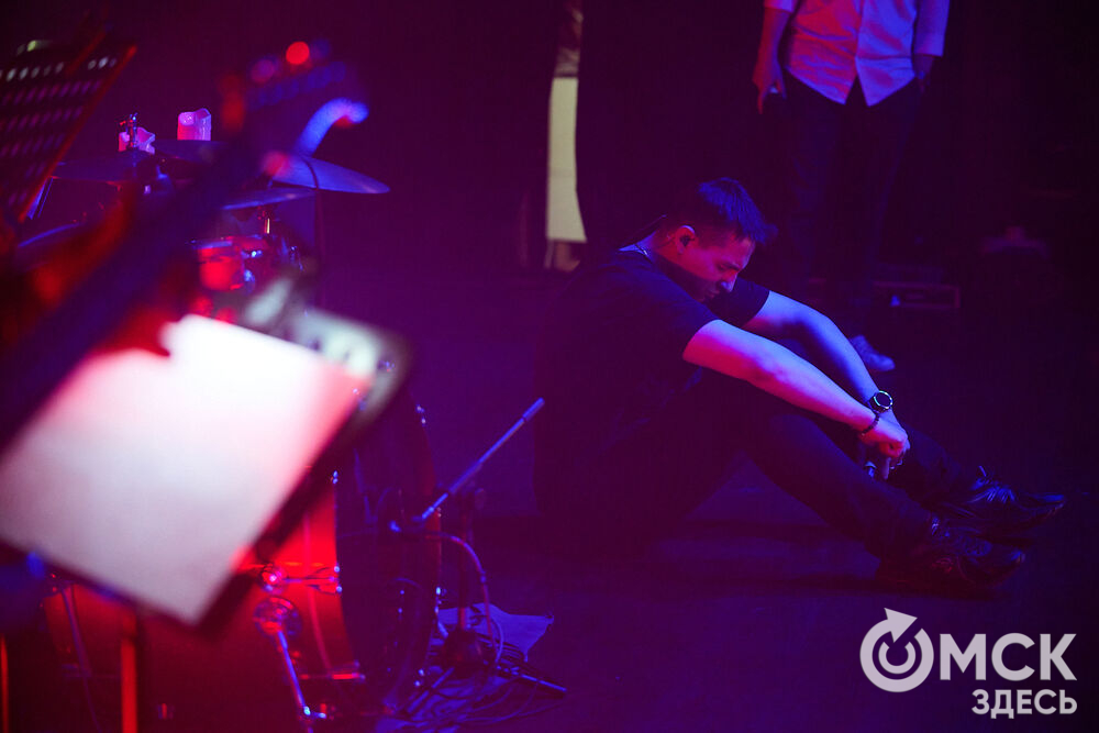 Артисты проекта "Фьюжн" застряли между мирами на сцене омского ночного клуба. Фото: Илья Петров