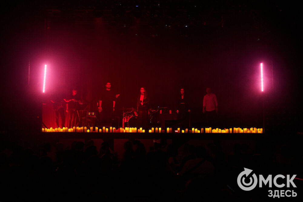 Артисты проекта "Фьюжн" застряли между мирами на сцене омского ночного клуба. Фото: Илья Петров