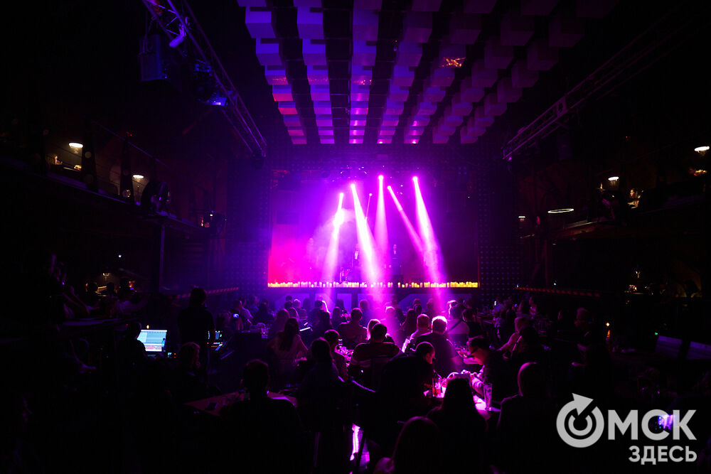 Артисты проекта "Фьюжн" застряли между мирами на сцене омского ночного клуба. Фото: Илья Петров