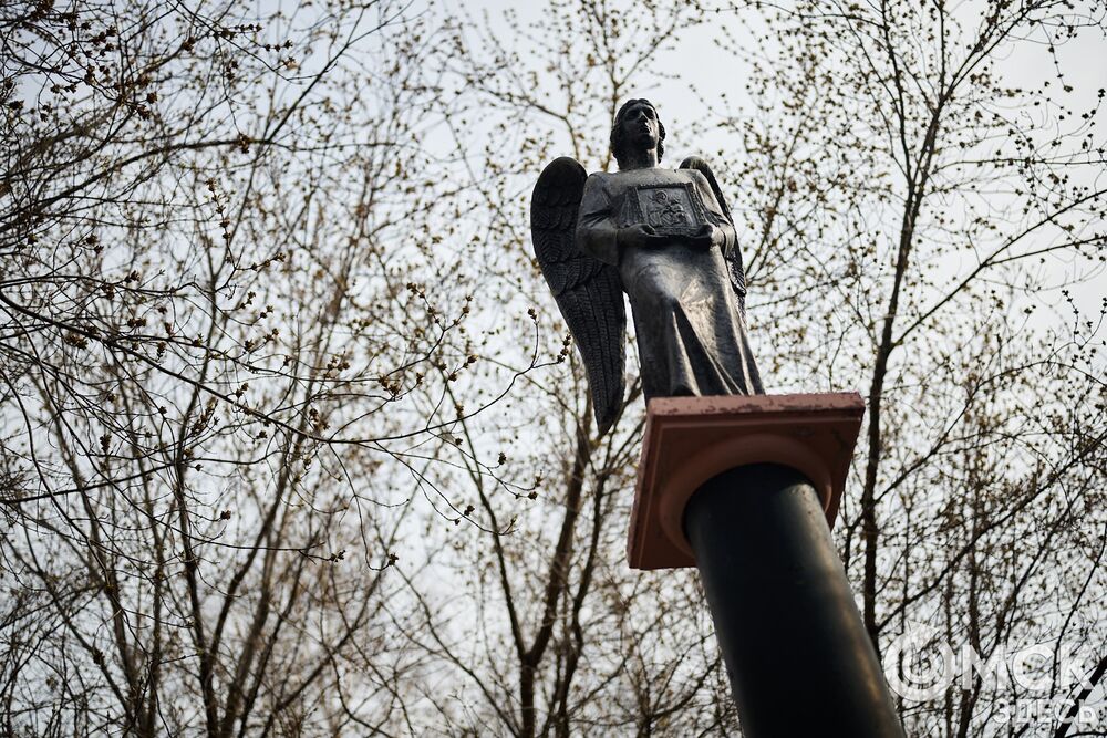 Одно из омских кладбищ, где на Радоницу не увидеть свежих цветов. Фото: Илья Петров