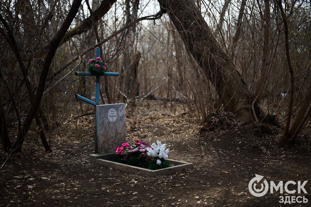 Одно из омских кладбищ, где на Радоницу не увидеть свежих цветов. Фото: Илья Петров
