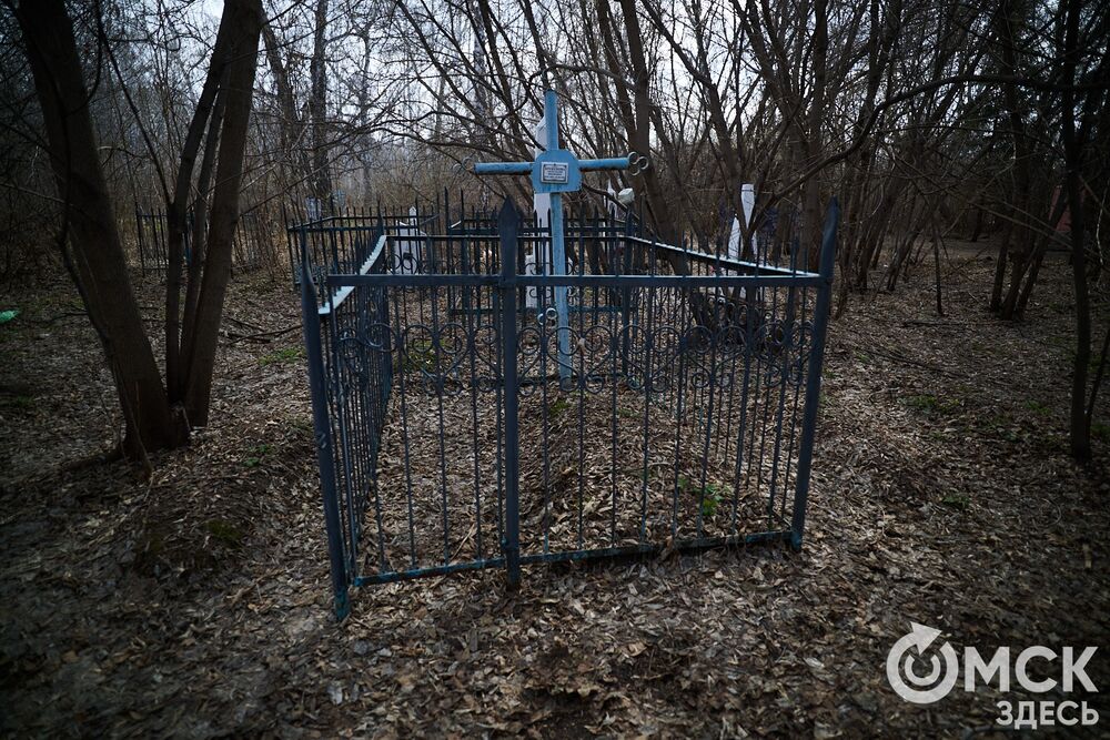 Одно из омских кладбищ, где на Радоницу не увидеть свежих цветов. Фото: Илья Петров