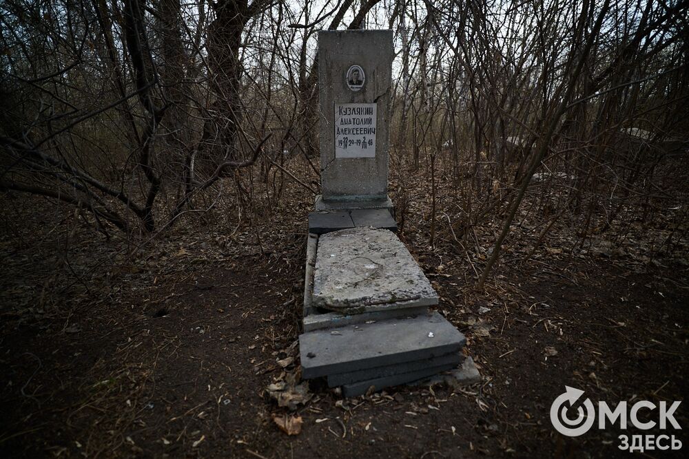 Одно из омских кладбищ, где на Радоницу не увидеть свежих цветов. Фото: Илья Петров