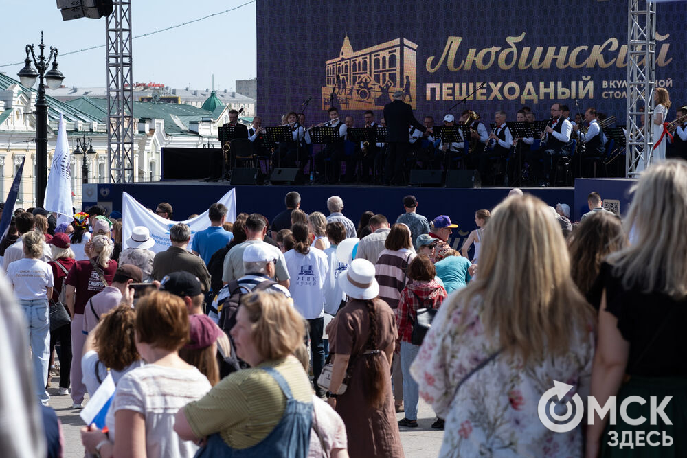 В рамках проекта "Пешеходный Любинский" состоялся пленэр "Мир. Труд. Искусство" (6+). Фото: Елизавета Медведева