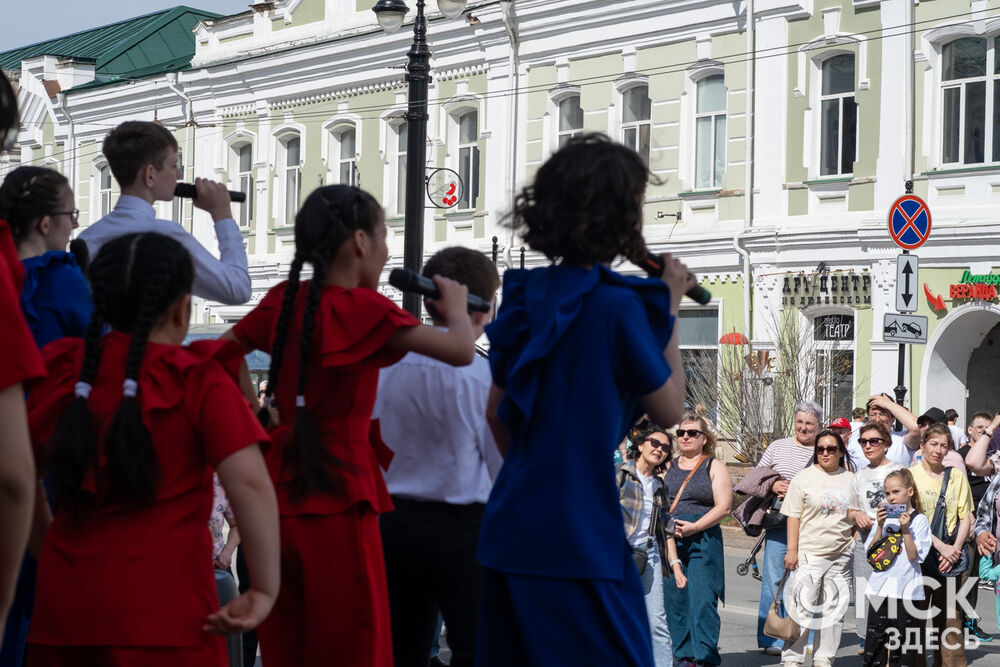 В рамках проекта "Пешеходный Любинский" состоялся пленэр "Мир. Труд. Искусство" (6+). Фото: Елизавета Медведева