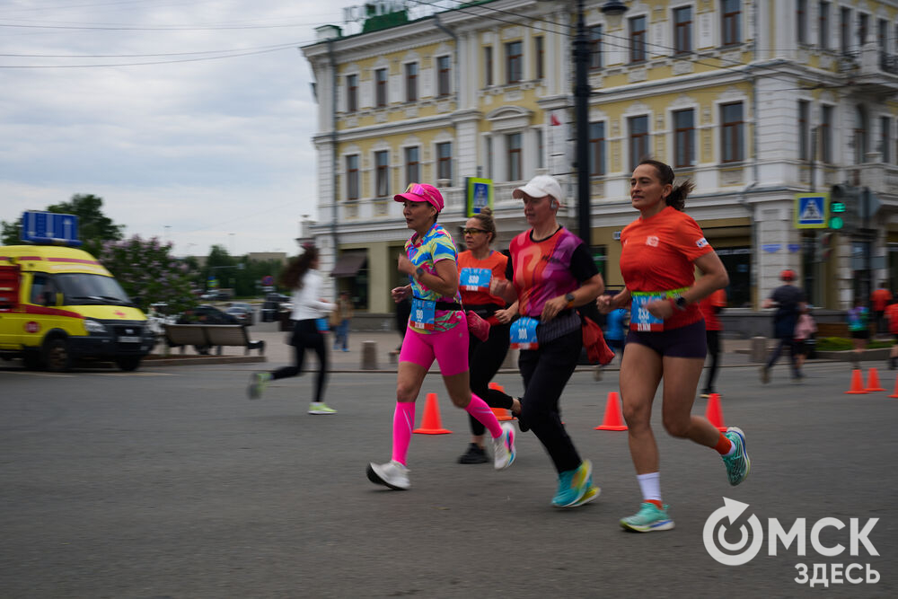 На трассу весеннего забега , пролегающую через исторический центр города и Иртышскую набережную, вышли омичи и гости города. Фото: Илья Петров