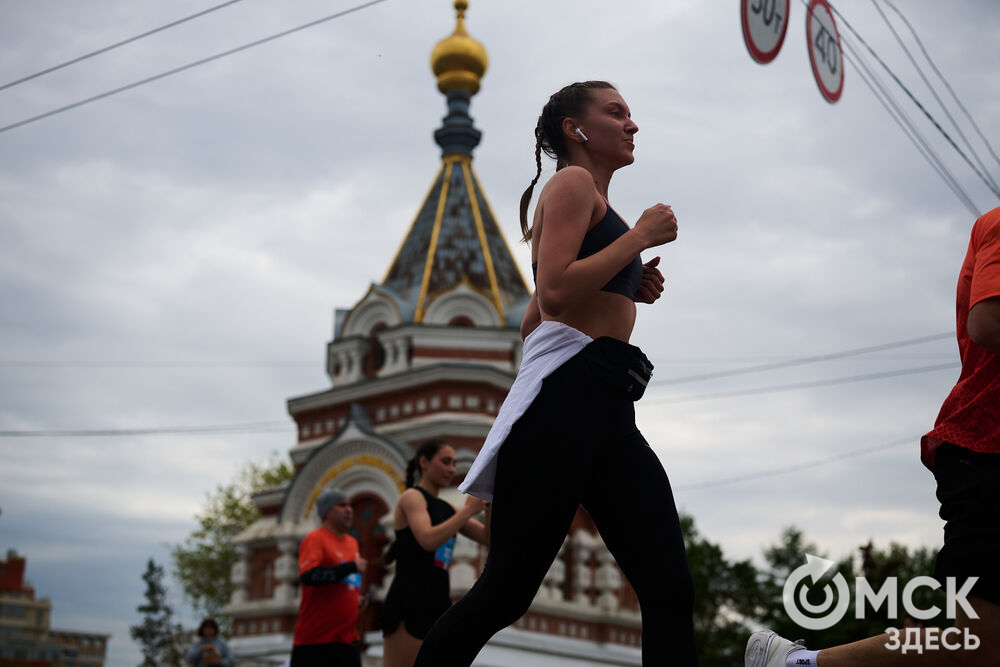 На трассу весеннего забега , пролегающую через исторический центр города и Иртышскую набережную, вышли омичи и гости города. Фото: Илья Петров