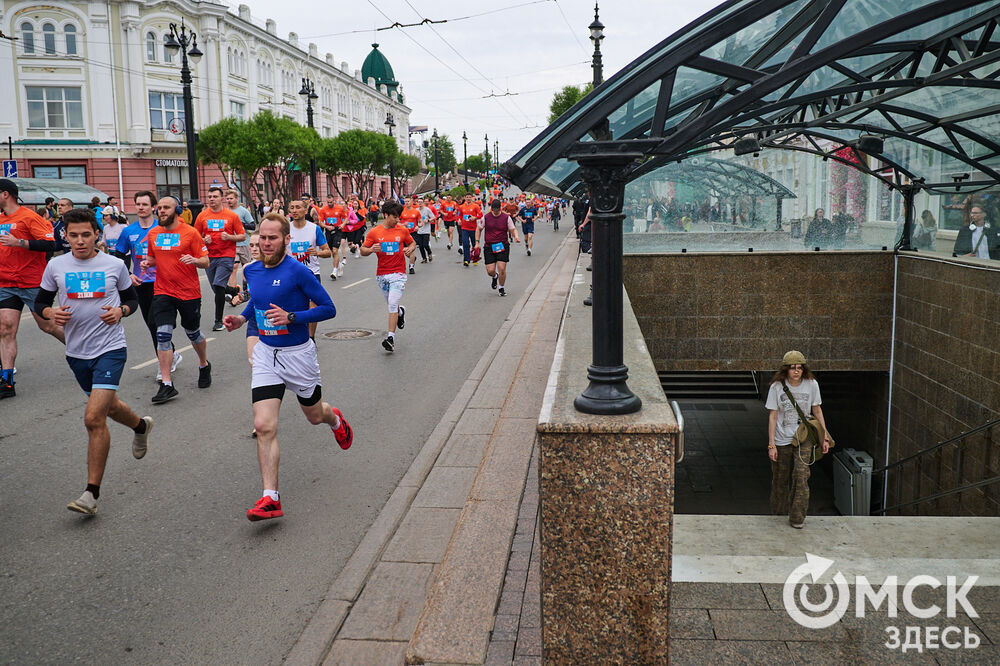 На трассу весеннего забега , пролегающую через исторический центр города и Иртышскую набережную, вышли омичи и гости города. Фото: Илья Петров