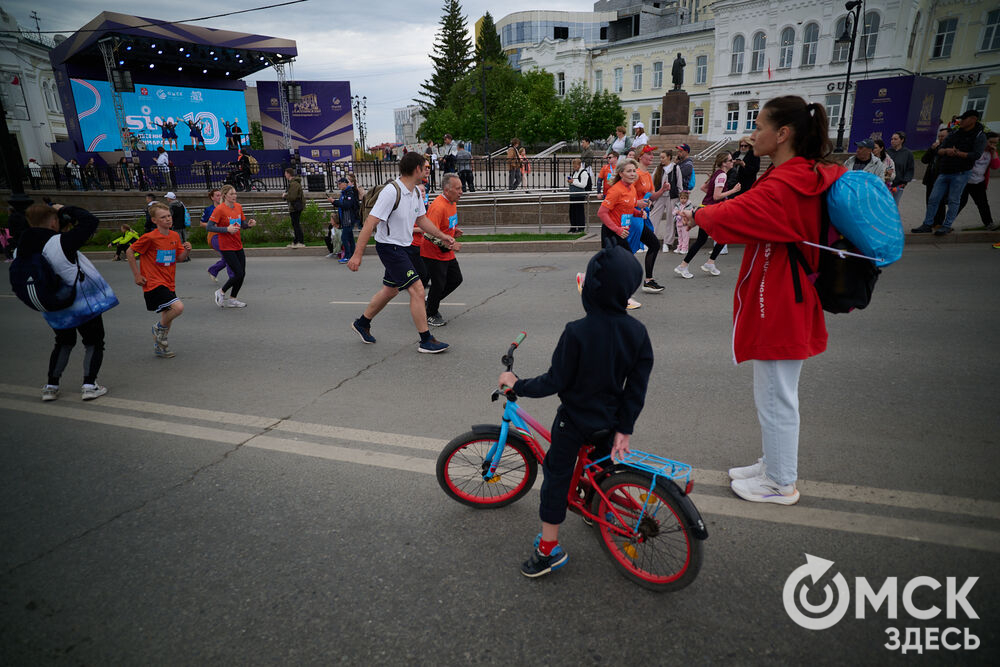 На трассу весеннего забега , пролегающую через исторический центр города и Иртышскую набережную, вышли омичи и гости города. Фото: Илья Петров