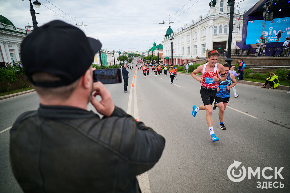 На трассу весеннего забега , пролегающую через исторический центр города и Иртышскую набережную, вышли омичи и гости города. Фото: Илья Петров