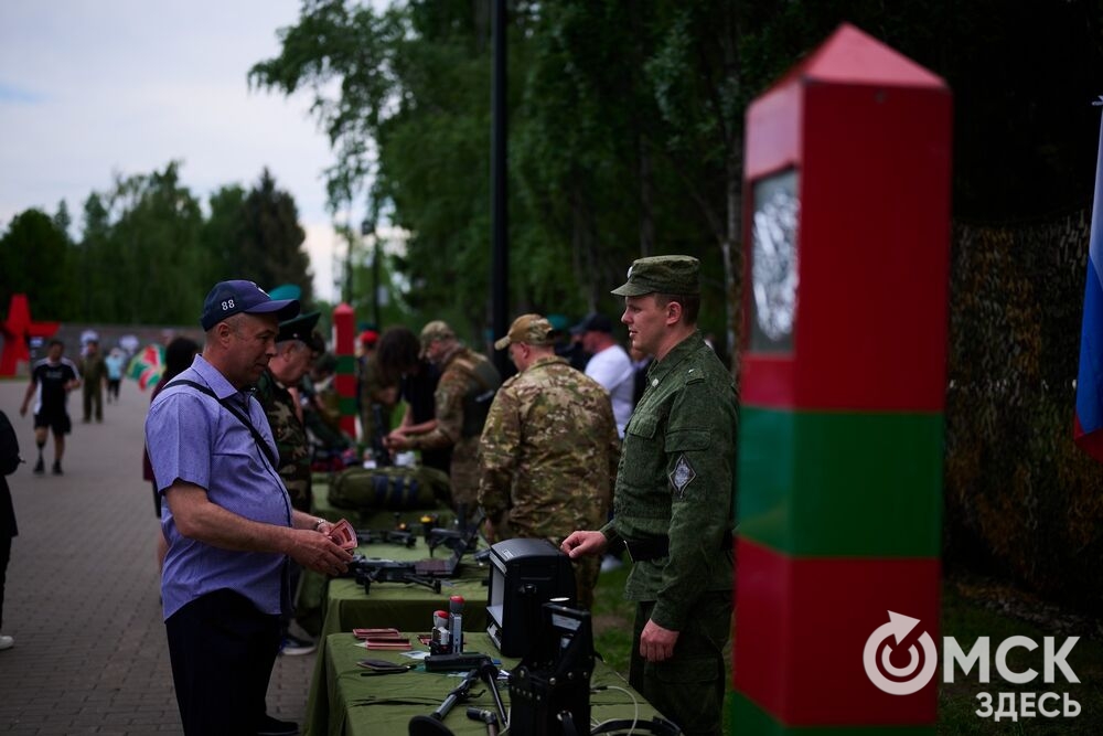 В парке им. 30-летия Победы прошла акция "Боевой расчёт-2026", приуроченная к 108-летию со дня образования пограничной охраны. Фото: Илья Петров