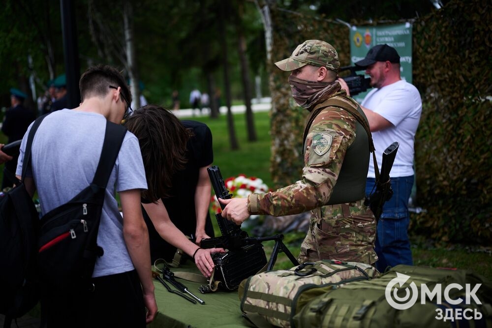 В парке им. 30-летия Победы прошла акция "Боевой расчёт-2026", приуроченная к 108-летию со дня образования пограничной охраны. Фото: Илья Петров