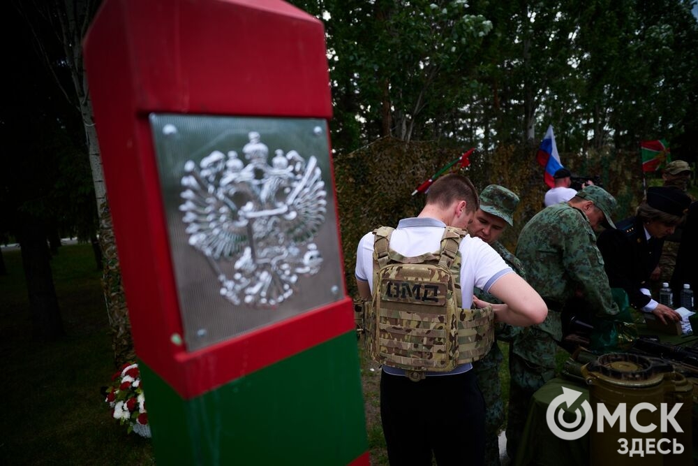 В парке им. 30-летия Победы прошла акция "Боевой расчёт-2026", приуроченная к 108-летию со дня образования пограничной охраны. Фото: Илья Петров