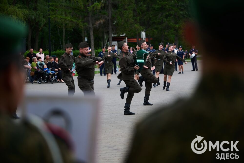 В парке им. 30-летия Победы прошла акция "Боевой расчёт-2026", приуроченная к 108-летию со дня образования пограничной охраны. Фото: Илья Петров
