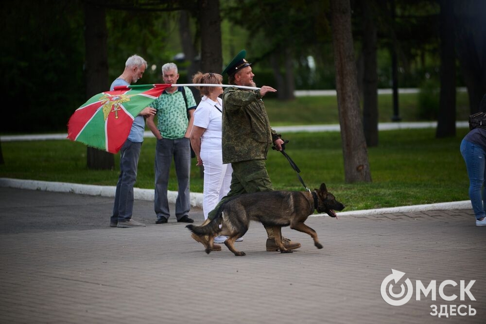 В парке им. 30-летия Победы прошла акция "Боевой расчёт-2026", приуроченная к 108-летию со дня образования пограничной охраны. Фото: Илья Петров