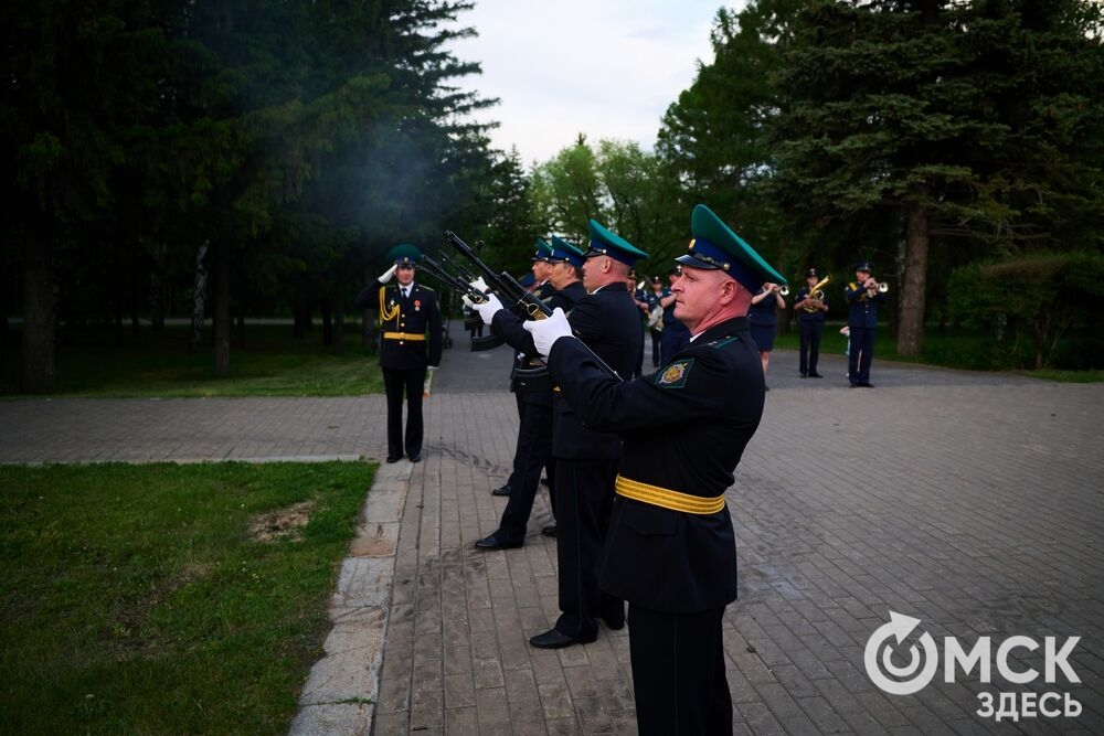 В парке им. 30-летия Победы прошла акция "Боевой расчёт-2026", приуроченная к 108-летию со дня образования пограничной охраны. Фото: Илья Петров