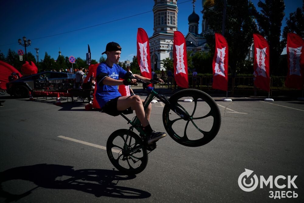 В первую летнюю субботу, 6 июня, в Омске прошёл 27-й городской культурно-спортивный праздник "ВелоОмск-2026" имени Владимира Соколова. Фото: Илья Петров