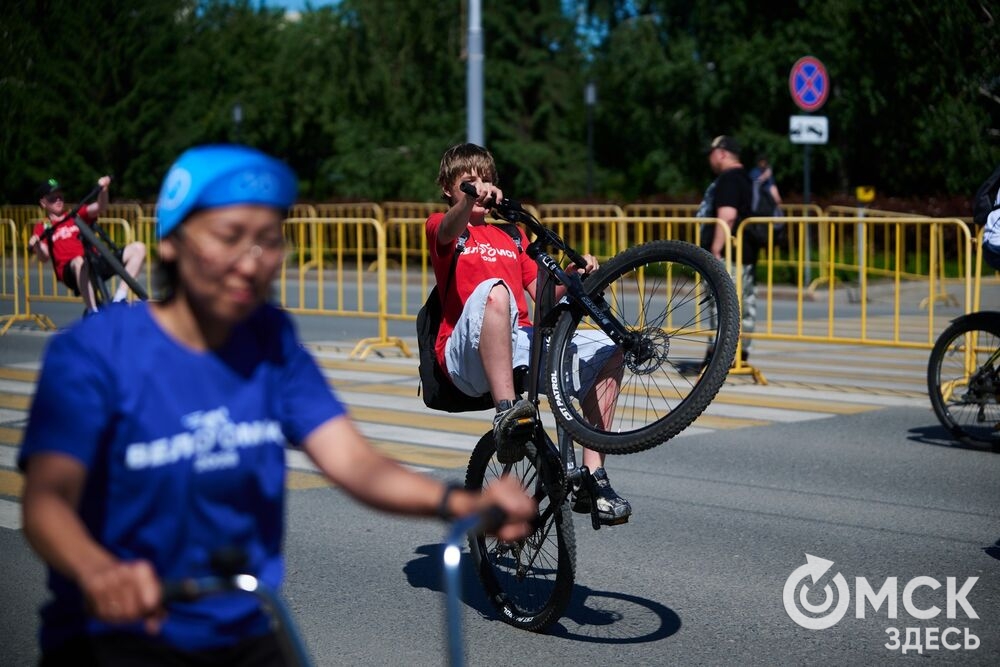 В первую летнюю субботу, 6 июня, в Омске прошёл 27-й городской культурно-спортивный праздник "ВелоОмск-2026" имени Владимира Соколова. Фото: Илья Петров