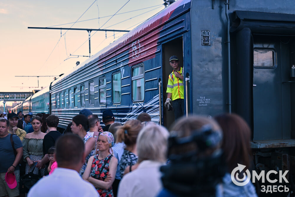 На первом перроне Омского железнодорожного вокзала прошли проводы "Театрального поезда" . Фото: Илья Петров