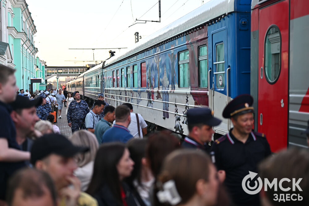 На первом перроне Омского железнодорожного вокзала прошли проводы "Театрального поезда" . Фото: Илья Петров