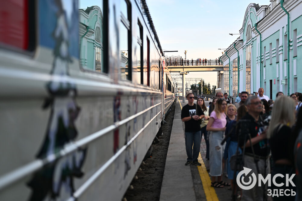 На первом перроне Омского железнодорожного вокзала прошли проводы "Театрального поезда" . Фото: Илья Петров