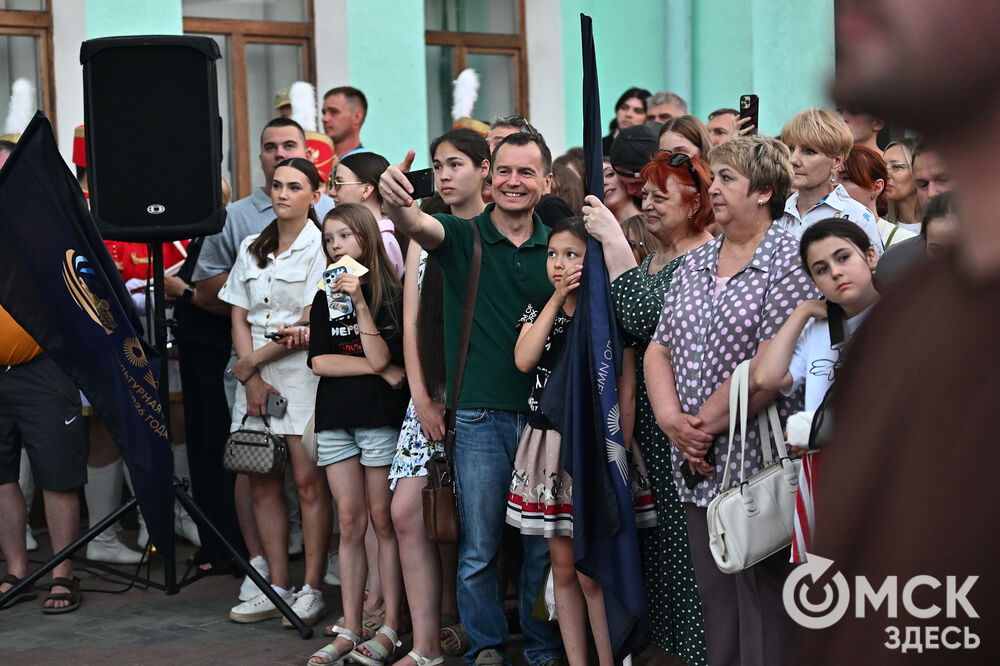 На первом перроне Омского железнодорожного вокзала прошли проводы "Театрального поезда" . Фото: Илья Петров
