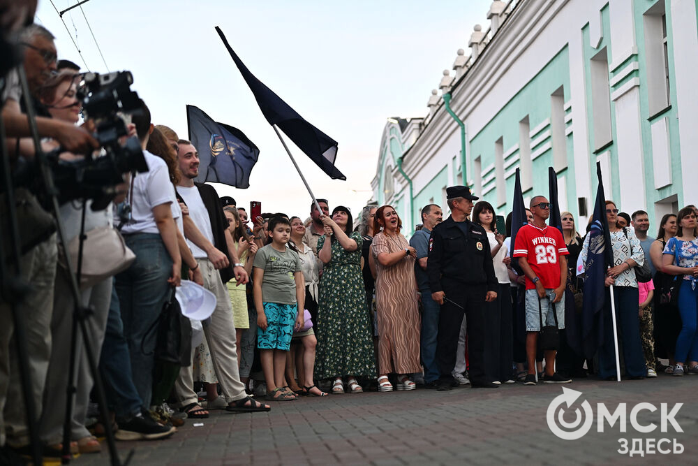 На первом перроне Омского железнодорожного вокзала прошли проводы "Театрального поезда" . Фото: Илья Петров
