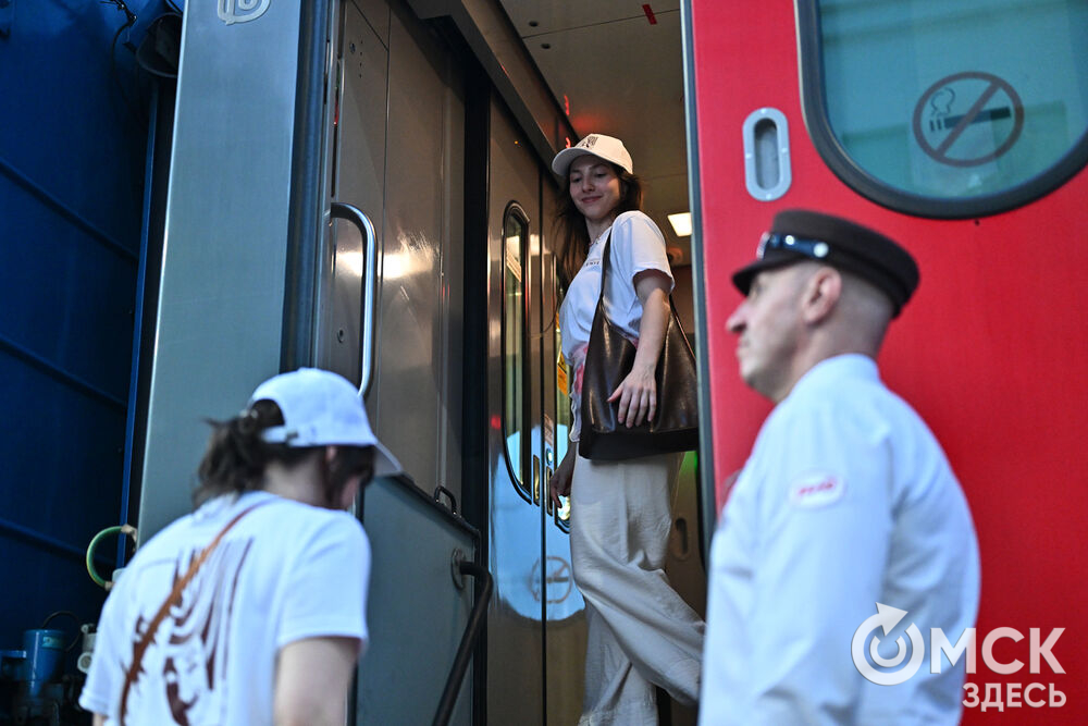 На первом перроне Омского железнодорожного вокзала прошли проводы "Театрального поезда" . Фото: Илья Петров