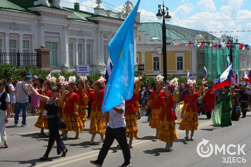 Праздничное шествие сменилось концертом и работой ярмарки мастеров. Фото: Татьяна Лисмент