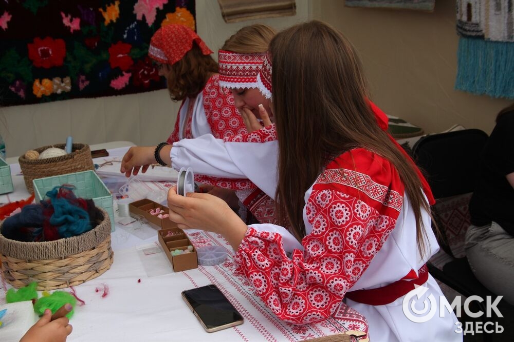 Праздничное шествие сменилось концертом и работой ярмарки мастеров. Фото: Татьяна Лисмент