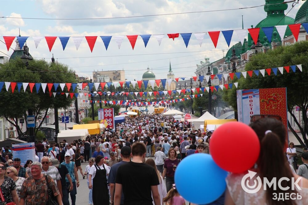 Праздничное шествие сменилось концертом и работой ярмарки мастеров. Фото: Татьяна Лисмент