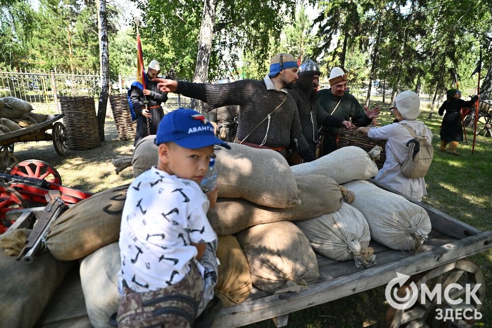 Омская крепость представила театрализованную реконструкцию батальных событий XVII века в новой локации. Фото: Илья Петров