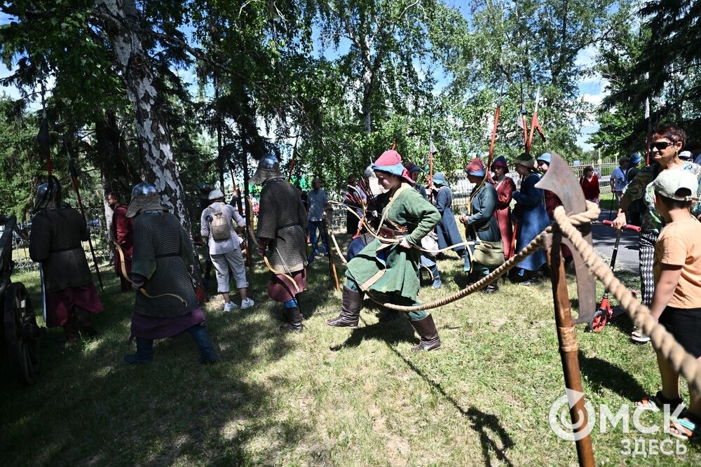 Омская крепость представила театрализованную реконструкцию батальных событий XVII века в новой локации. Фото: Илья Петров
