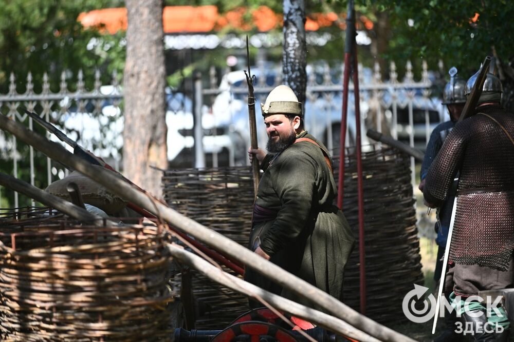 Омская крепость представила театрализованную реконструкцию батальных событий XVII века в новой локации. Фото: Илья Петров