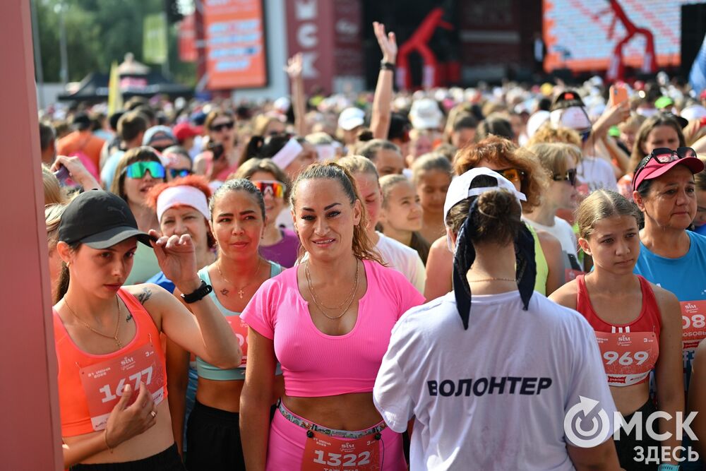 21 июня на "Зелёном острове" прошёл "Цветочный забег", в котором традиционно участвуют только женщины. Фото: Илья Петров