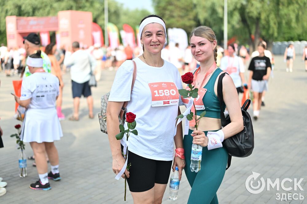 21 июня на "Зелёном острове" прошёл "Цветочный забег", в котором традиционно участвуют только женщины. Фото: Илья Петров