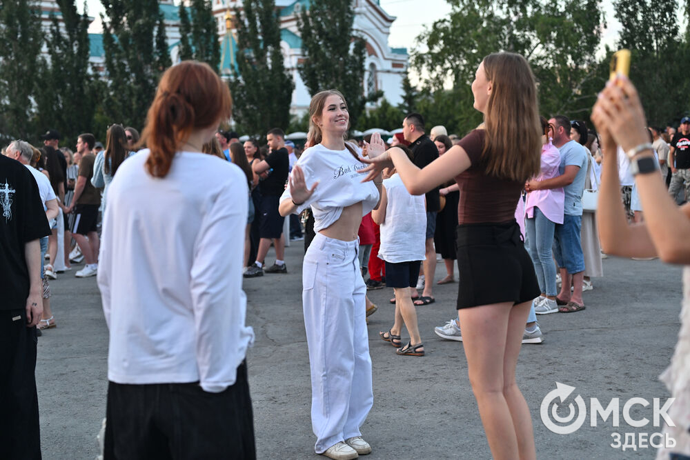 В Омске на Дне молодёжи 27 июня выступила популярная певица Полина Гагарина. Зрители вместе с ней исполняли любимые хиты так, что знойный воздух сотрясался не только от высокой температуры, но и от эмоций собравшихся. Фото: Илья Петров