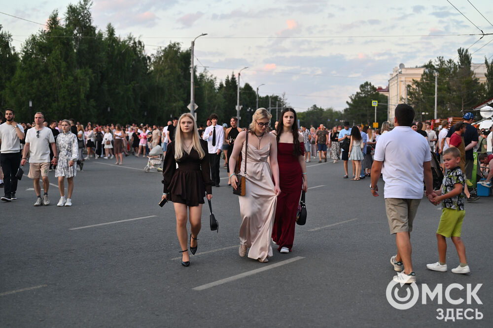 В Омске на Дне молодёжи 27 июня выступила популярная певица Полина Гагарина. Зрители вместе с ней исполняли любимые хиты так, что знойный воздух сотрясался не только от высокой температуры, но и от эмоций собравшихся. Фото: Илья Петров